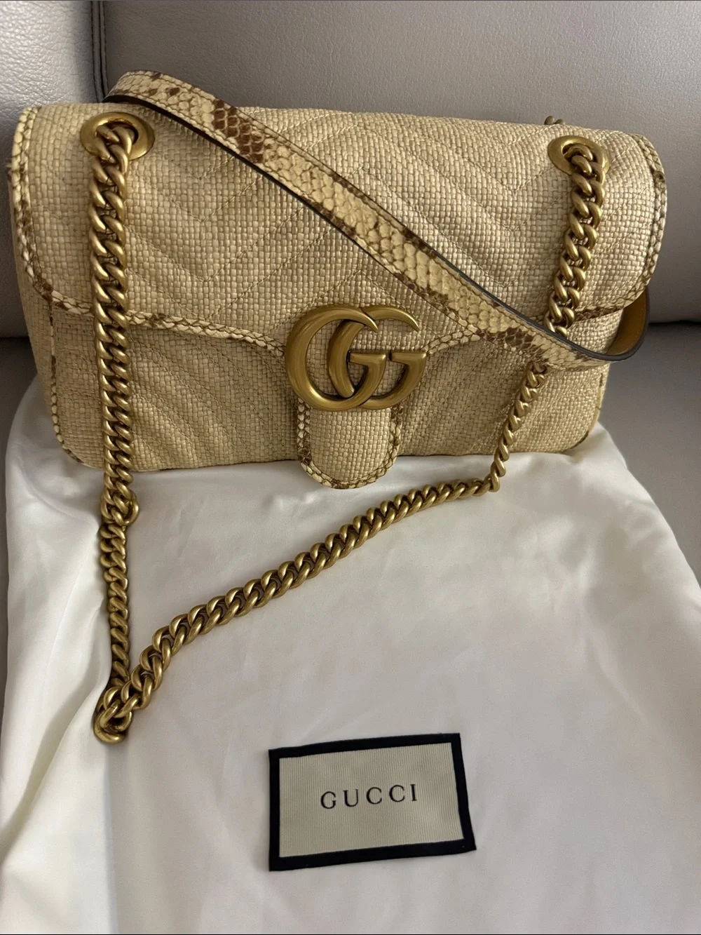 Gucci Raffia GG Marmont Shoulder mediun Bag in Beige with Gold Hardware